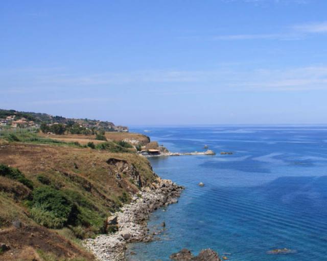 Pericolo frana per spiaggia vibonese, il Comune vieta l'accesso - 