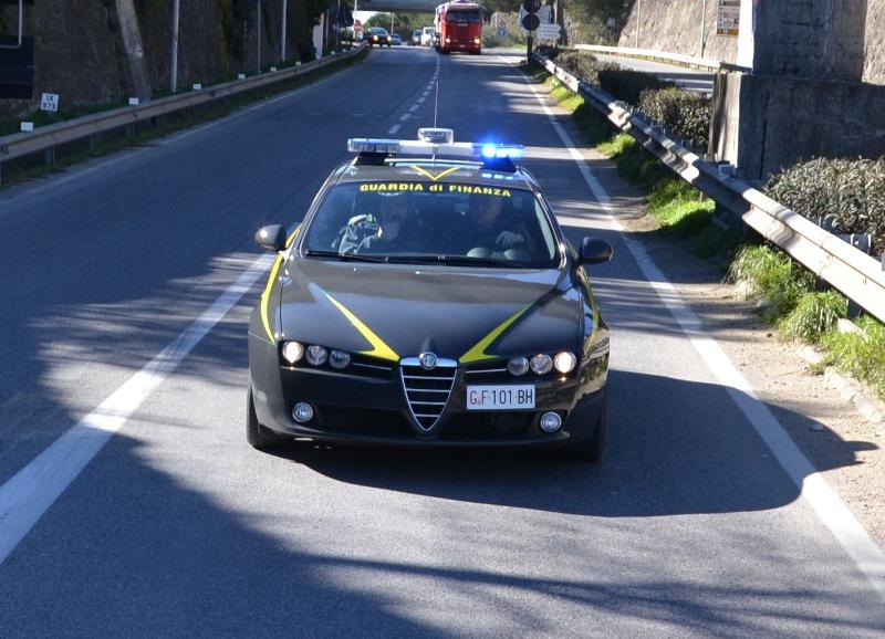 PORTO DI GIOIA TAURO: LA GUARDIA DI FINANZA E LAGENZIA DELLE DOGANESVAD, HA SEQUESTRATO 10 TONNELLATE DI SIGARETTE DI CONTRABBANDO.    - 