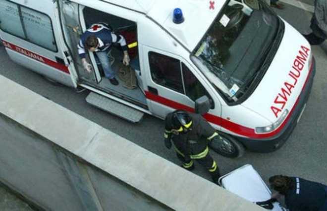 PROTESTA DIPENDENTI PROVINCIA DI VIBO: SALVATA UNA DONNA CHE HA TENTATO IL SUICIDIO - 