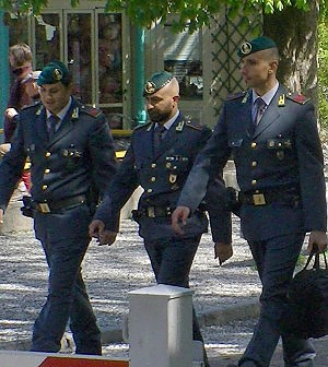 LA GUARDIA DI FINANZA DI COSENZA SCOPRE 'GIRO FALSE FATTURE' - 