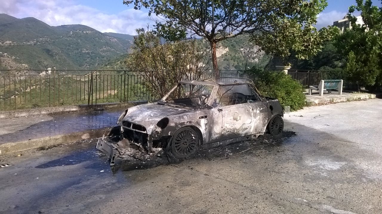 CAULONIA: INCENDIATA NELLA NOTTE UN'AUTOMOBILE - 