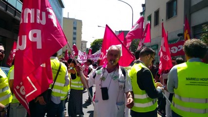 SANITA': SIT- IN IN PIAZZA DI LAVORATORI E SINDACATI, SCURA: SARANNO PAGATI 4 ANNI DI ARRETRATI PIU' GLI AUMENTI - 