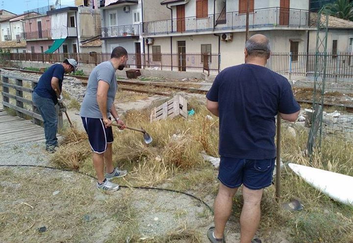 Siderno (RC): lungomare, spiaggia e gli amici della ''pichetta'' - 