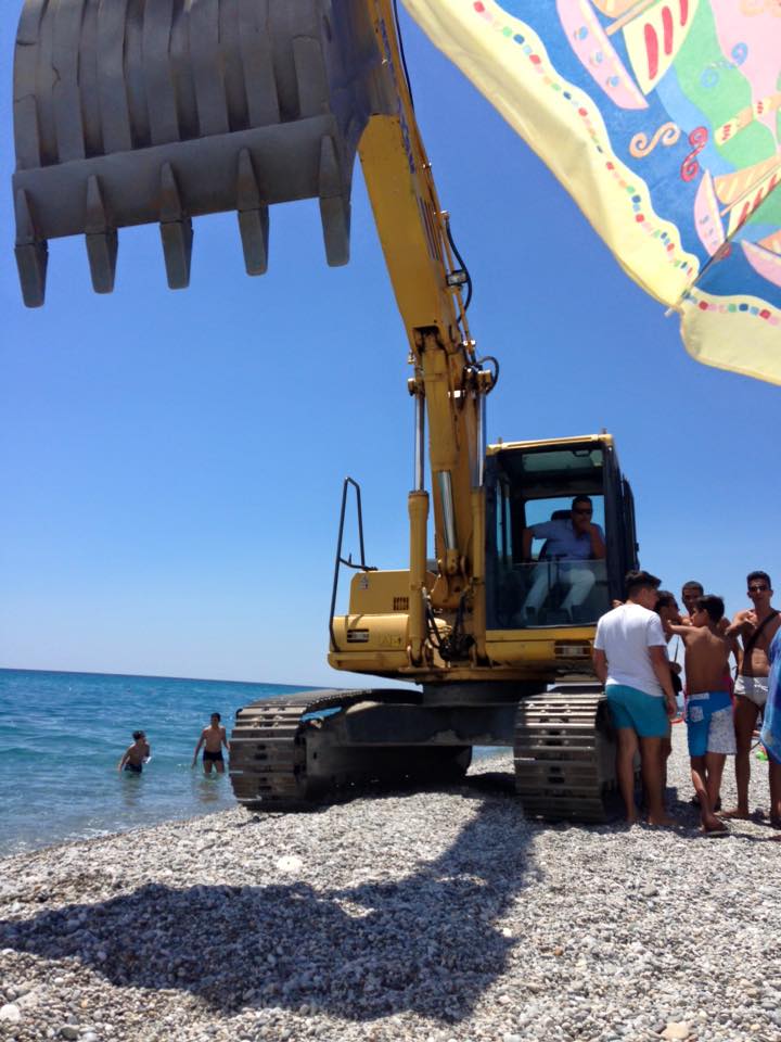 Siderno (RC): mezzogiorno con la gru, e adesso spostatevi tutti - 