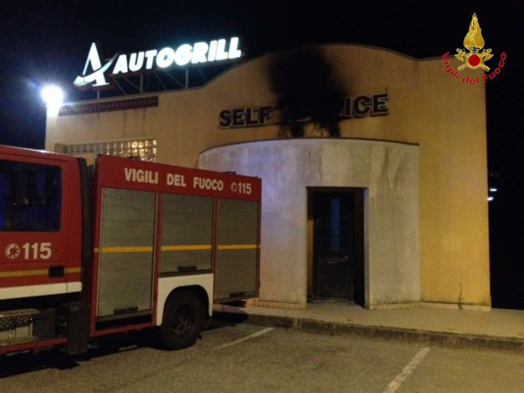 Catanzaro, incendio insegna - 