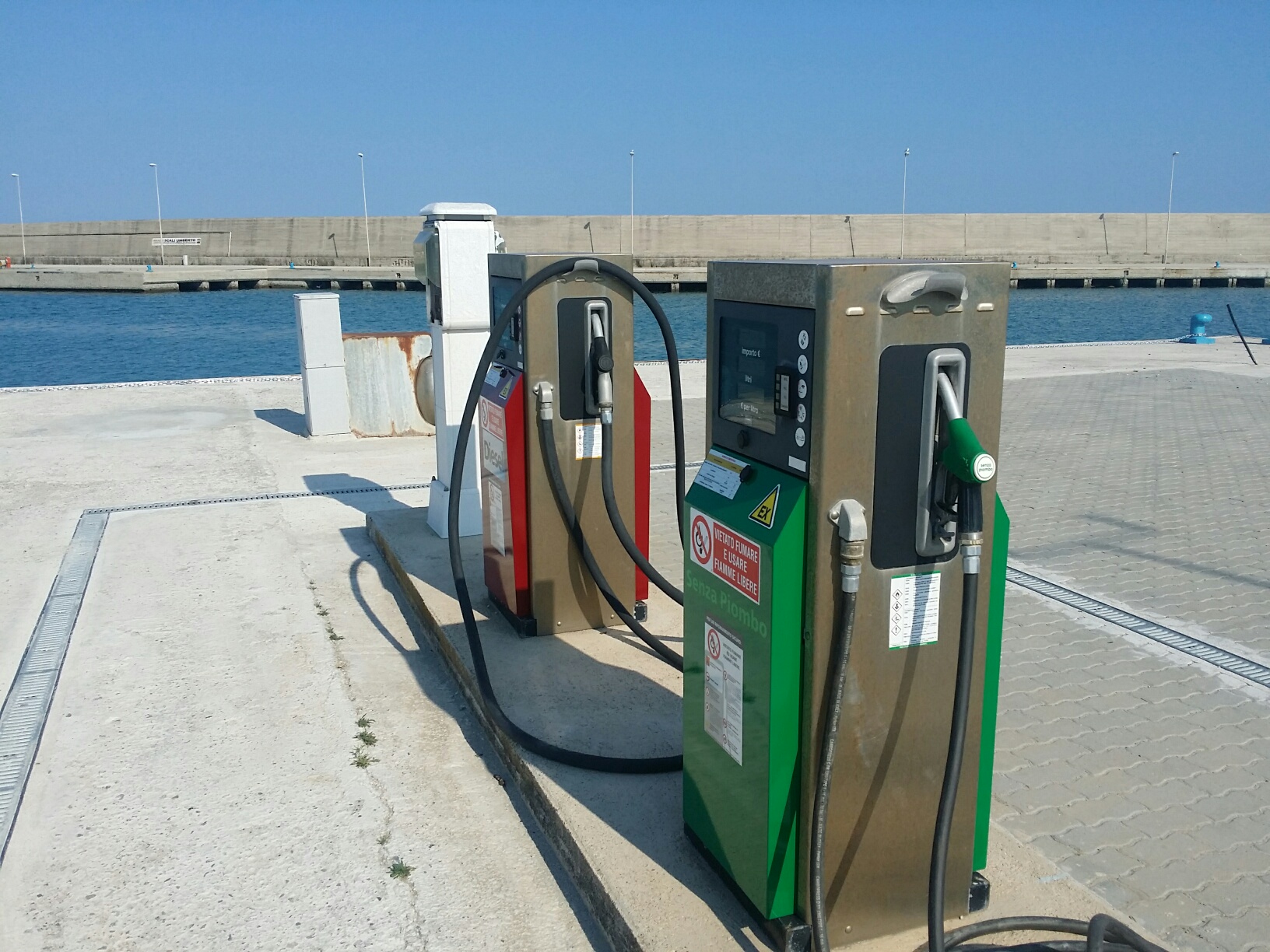 PORTO DI ROCCELLA JONICA: INAUGURATO IL DISTRIBUTORE DI CARBURANTE - 