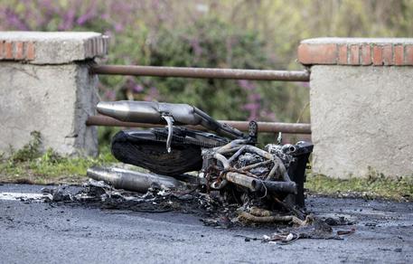 Grave incidente stradale: moto finisce fuori strada, un morto - 