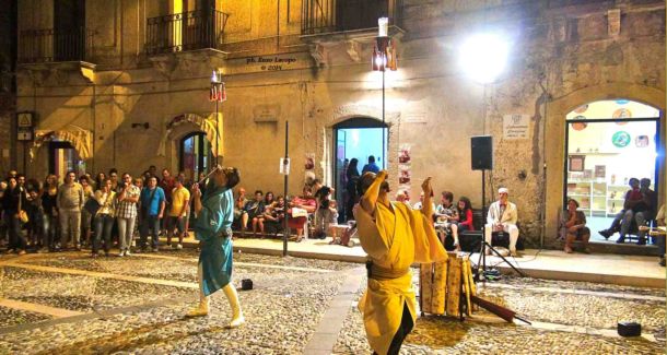 A GERACE 'IL BORGO INCANTATO  L'ARTE DI STRADA NEI VICOLI' SI AVVIA ALLA SUA 16° EDIZIONE    - 