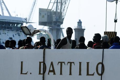 Immigrazione: In arrivo stasera 835 su nave militare  - 