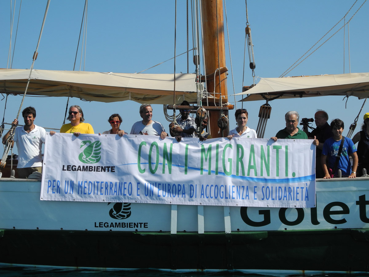 A Roccella Jonica l'associazione dei migranti a bordo dell'imbarcazione ambientalista Goletta Verde - 