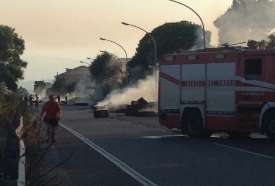 ROCCELLA JONICA: CAMION IN FIAMME SULLA SS106. INTERROTTO IL TRAFFICO - 