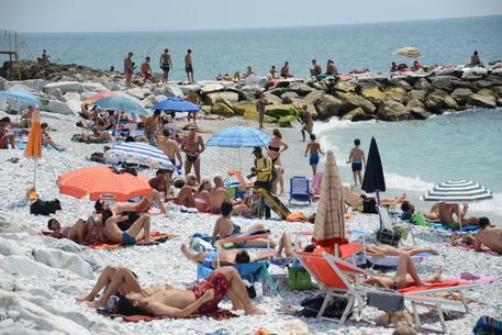 CALABRIA NELLA MORSA DEL CALDO: PUNTE DI 40 GRADI, TUTTI IN SPIAGGIA - 