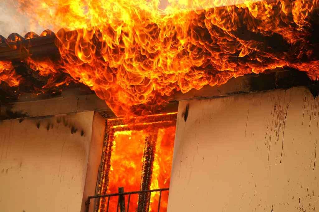 GERACE: PAPA' EROE SALVA LA FAMIGLIA DALLA PROPRIA CASA IN FIAMME - 