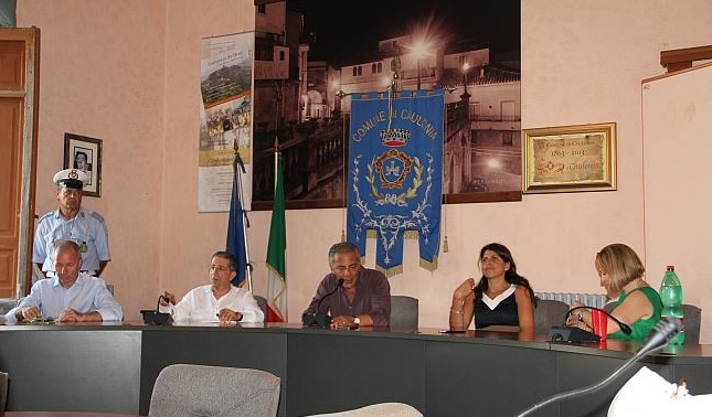 CAULONIA: L'ASSESSORE REGIONALE FEDERICA ROCCISANO SALUTATA DAI SUOI CONCITTADINI - 