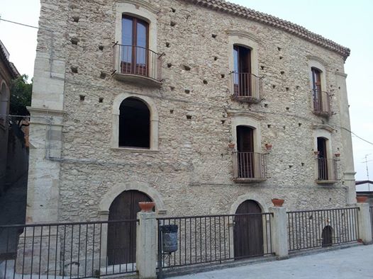 Esclusiva- Siderno: il prospetto di palazzo 'De Mojà' rovinato dal passaggio dei cavi elettrici - 