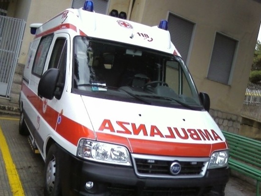 Scontro sulla SS 106 tra un'ambulanza ed un tir: 2 i morti - 