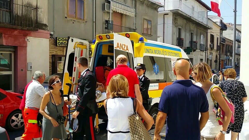 ROCCELLA JONICA: NON CI SONO AMBULANZE DISPONIBILI, NEANCHE I CARABINIERI RIESCONO A FAR SOCCORRERE IL MALCAPITATO. - 