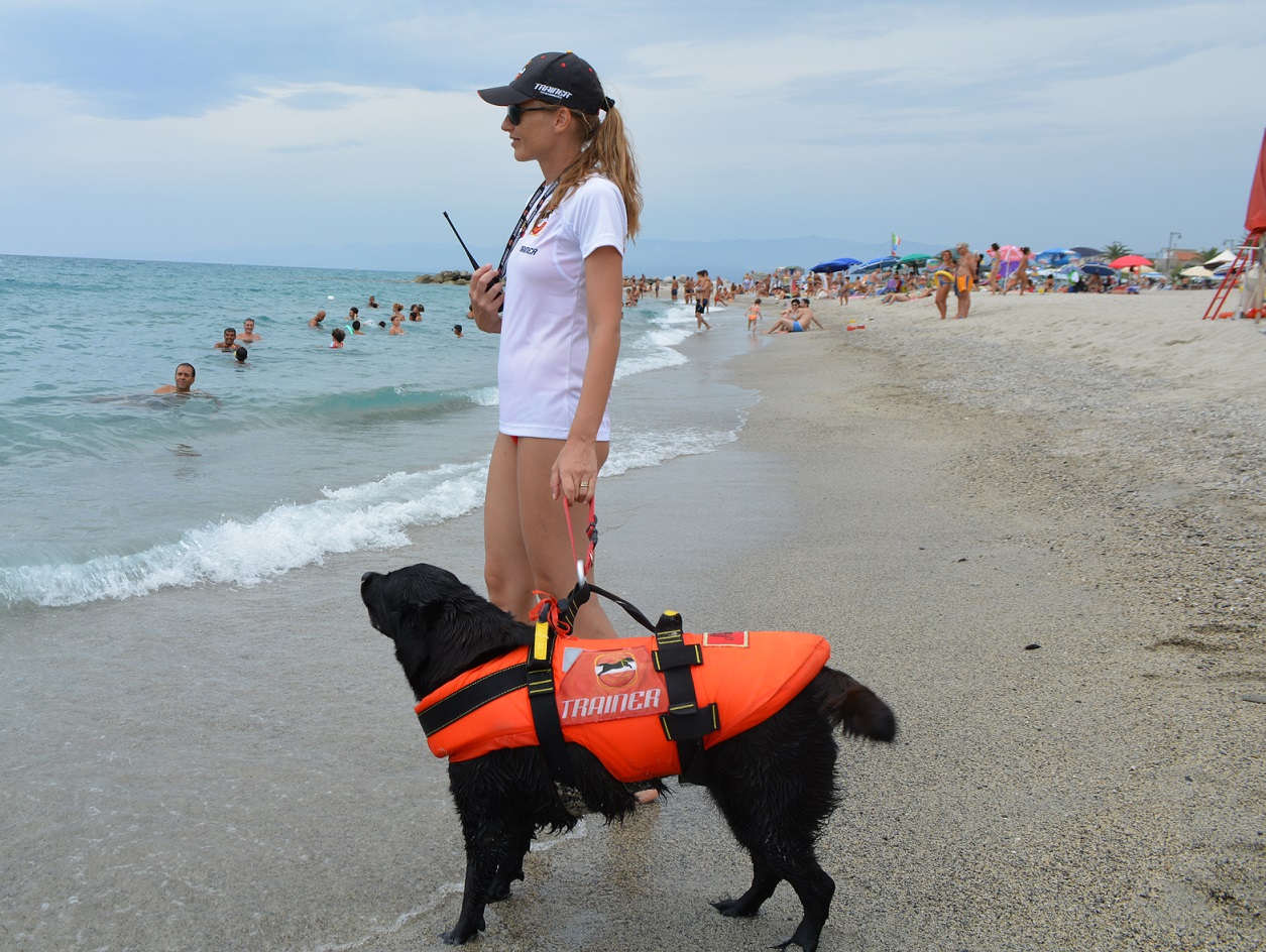 ROCCELLA JONICA: SALVATA IN MARE DAL CANE BAGNINO - 