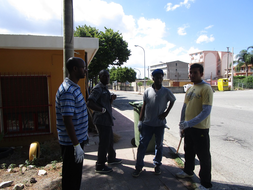 A GIOIOSA I MIGRANTI PULISCONO LE STRADE DEL COMUNE - 