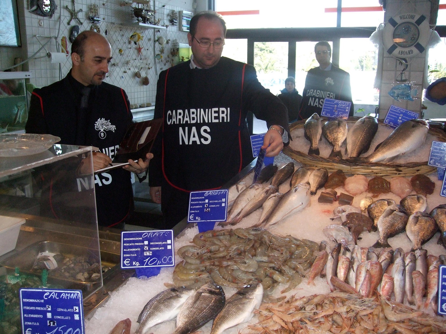 Pesce vecchio e falso champagne, Nas scoprono frodi estive - 