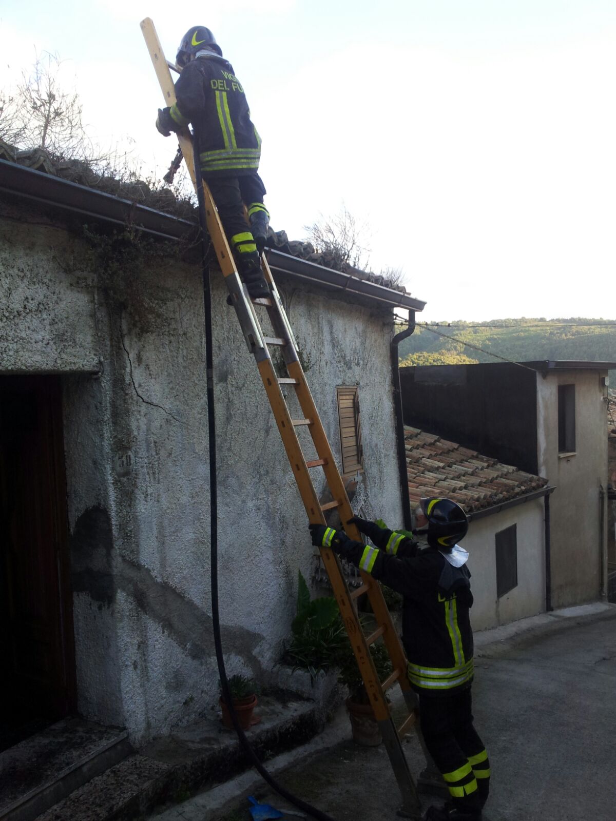 INCENDIO IN UNA ABITAZIONE DEL CATANZARESE, NESSUN FERITO - 