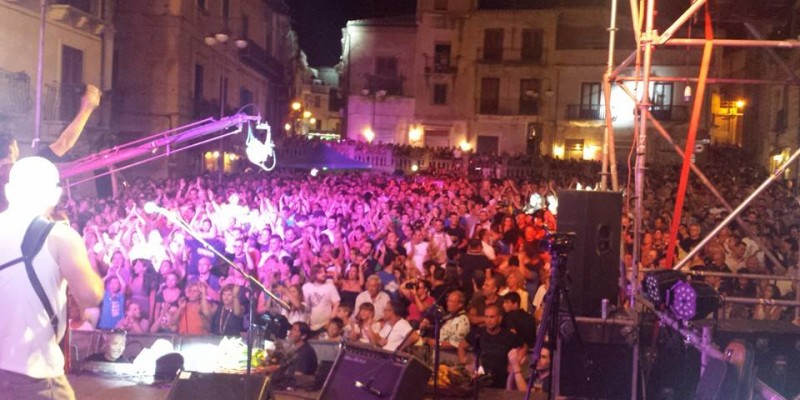 KAULONIA TARANTELLA FESTIVAL: DOPO I FISCHI AI RE NILIU, IL SINDACO RISPONDE AL MAESTRO CASTAGNA. - 