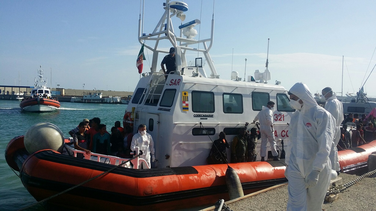 SBARCANO 133 IMMIGRATI AL PORTO DI ROCCELLA J. LA GUARDIA COSTIERA LI HA RECUPERATI A 155 MIGLIA.  - 