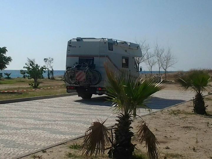 NON C'E' PACE PER IL NUOVO LUNGOMARE DI SOVERATO (ISOLA PEDONALE) INAUGURATO 20 GIORNI FA - 