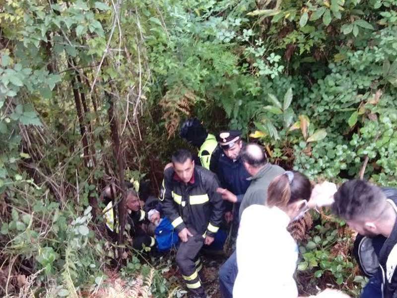 Cade in burrone mentre cerca funghi, soccorso - 