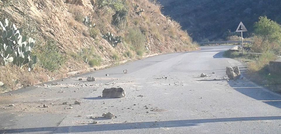 STRADA PROVINCIALE MONTEBELLO JONICO: CADE UN MASSO SUL PARABREZZA DEL SACERDOTE DELLA CITTADINA - 