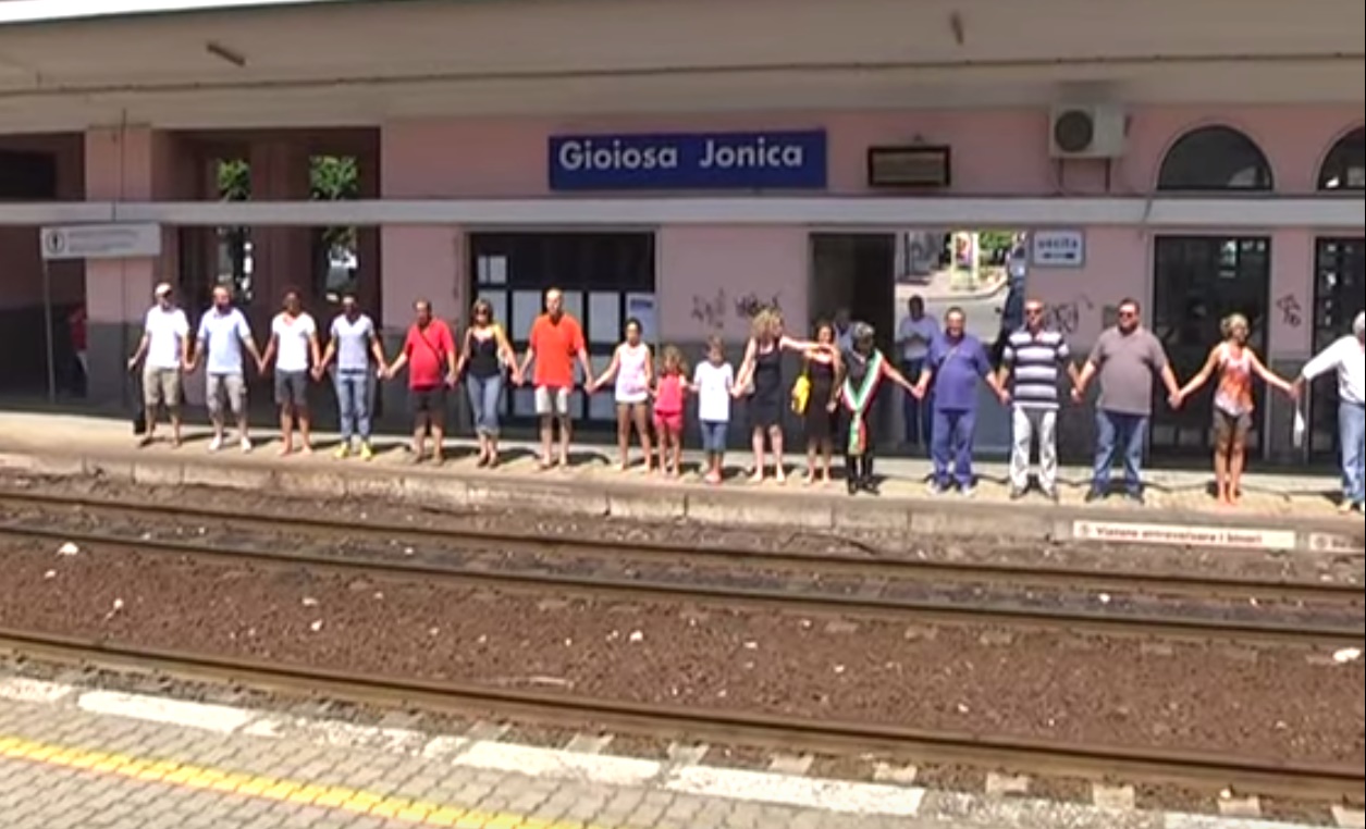 LA CATENA UMANA PER SALVARE LA FERROVIA JONICA, HANNO PARTECIPATO SOLO POCHE DECINE DI PERSONE. - 