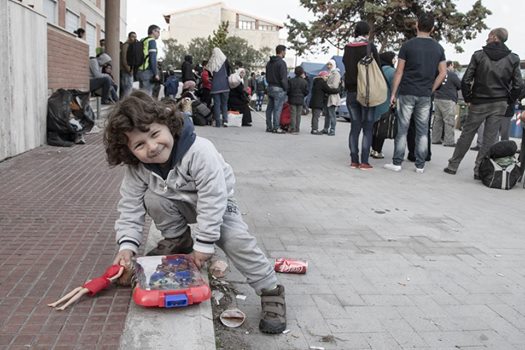 IMMIGRATI SBARCATI A ROCCELLA: QUALCUNO REGALA ATTIMI DI FELICITA' IN UNA VITA SEGNATA DAL DOLORE. - 