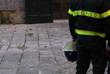 Incendio distrugge legname in deposito, forse doloso - 