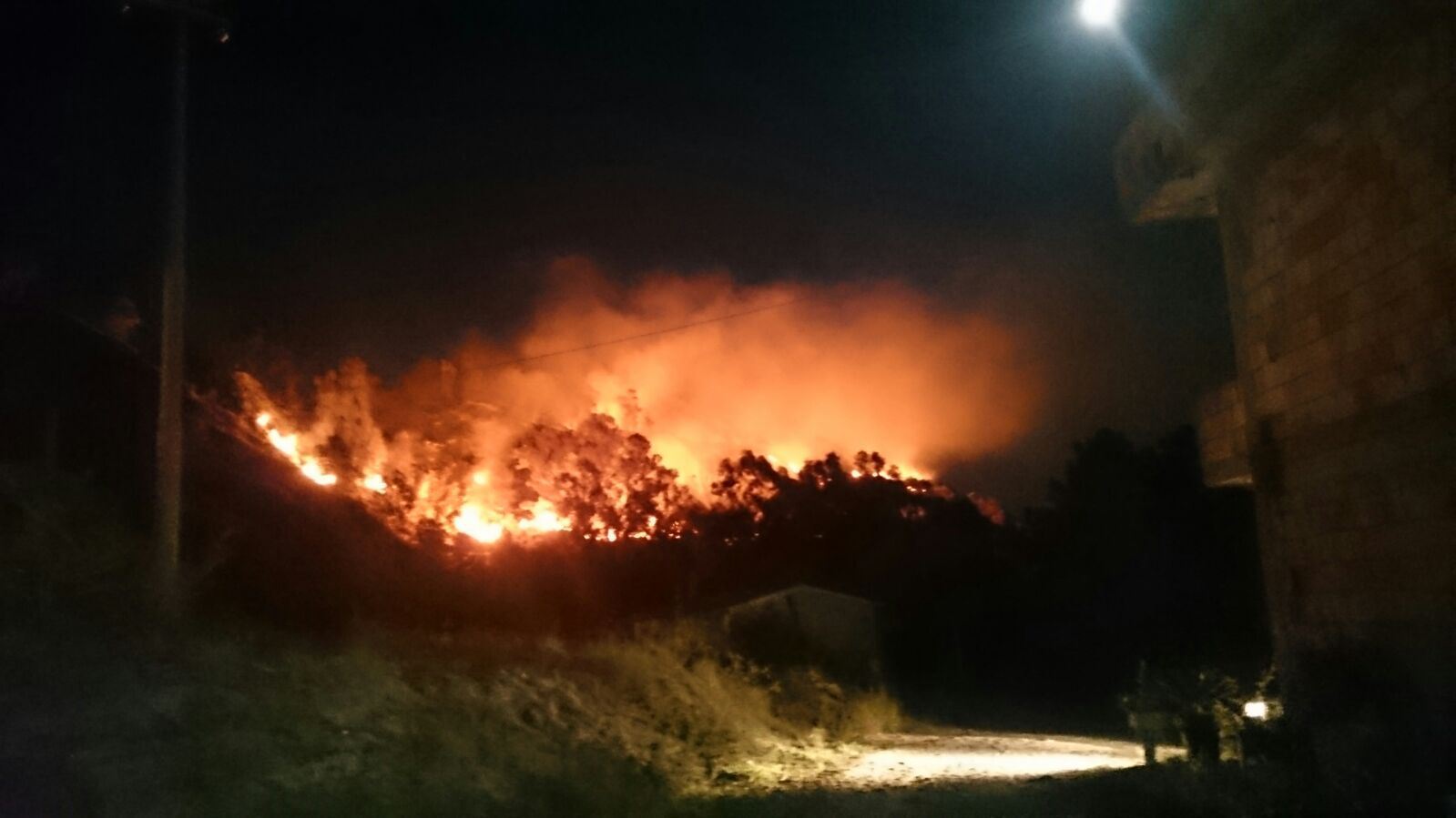 CAULONIA: INCENDIO METTE A DURA PROVA GLI ABITANTI DELLA ZONA ENTE SILA - 