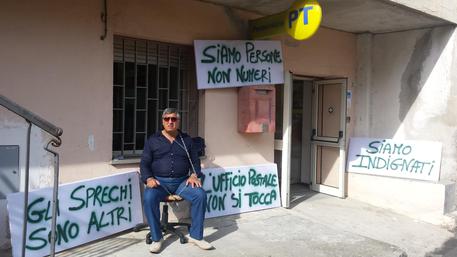 Poste aperte solo 3 giorni, e il sindaco s'incatena - 