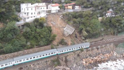 Maltempo: frana su linea ferroviaria Jonica, ritardo dei treni - 