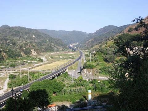 JONIO-TIRRENO: TRA POCHI GIORNI POTREBBE ESSERE CHIUSA AL TRAFFICO PER UN ANNO PER LAVORI GIA' PROGRAMMATI. - 