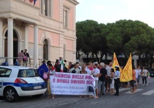 Siderno: 'marcia delle donne e degli uomini scalzi', Siderno presente! - 