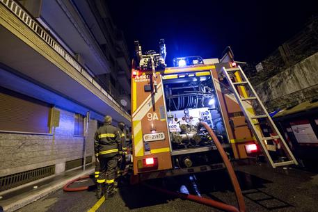 Incendio in abitazione, polizia salva anziano - 