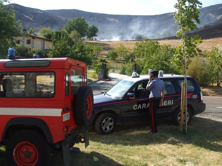 Auto rischia di precipitare in burrone, salvate sorelle - 