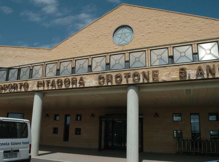 AEROPORTO DI CROTONE: RECORD DI PASSEGGERI, EPPURE C'E' CHI PENSA A CHIUDERLO - 