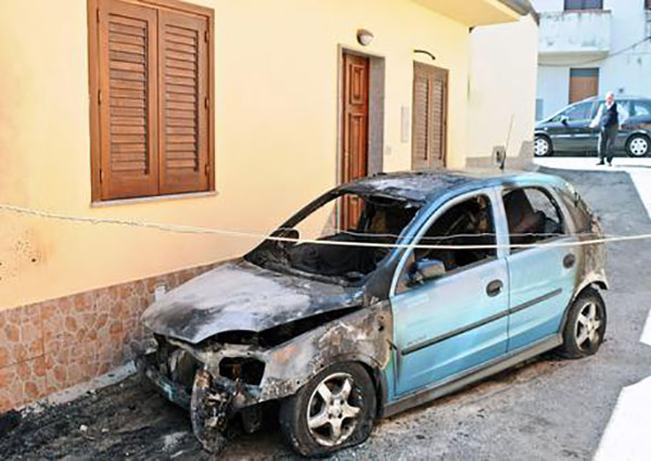 ISCA IONIO: ENNESIMA INTIMIDAZIONE, BRUCIATA L' AUTO DEL SINDACO PANTUSA - 