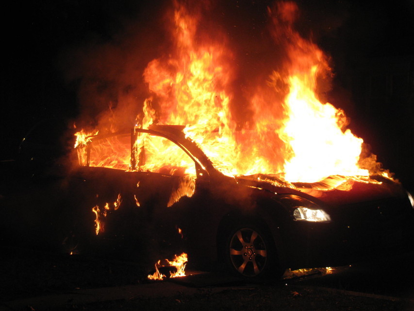 Incendiate auto di sacerdote e familiari - 