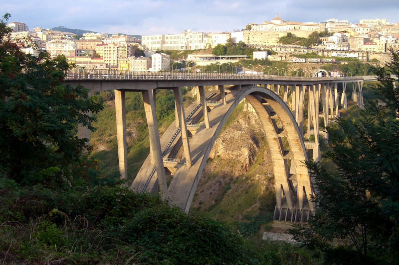 SUICIDIO A CATANZARO: DONNA SI GETTA DAL PONTE MORANDI  - 