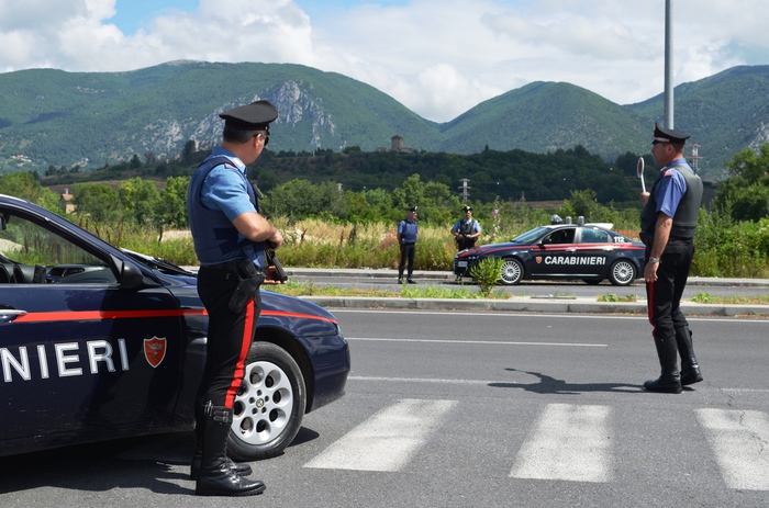 Tenta d'investire carabinieri per sfuggire all'etilometro, fermato - 