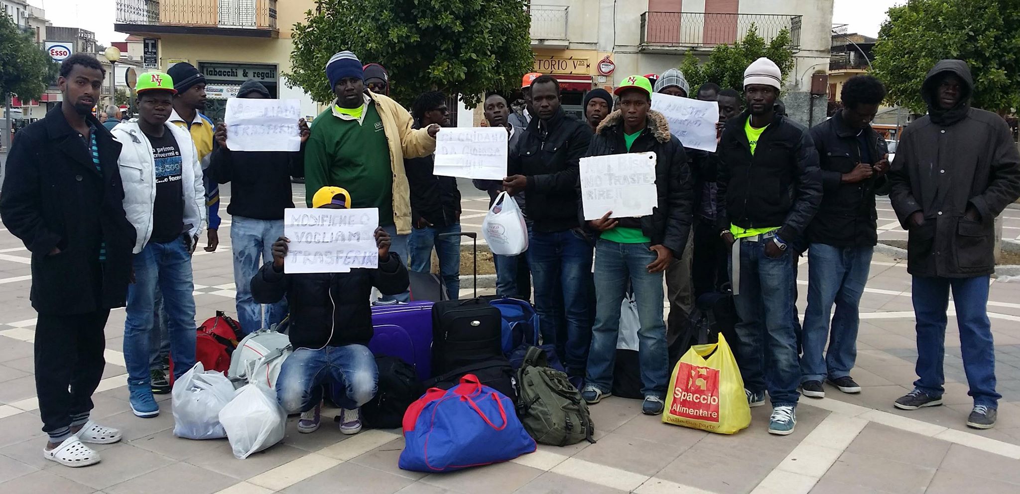 ESPELLERE IMMEDIATAMENTE GLI IMMIGRATI CHE PROTESTANO - 