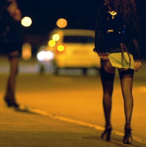 PROSTITUZIONE: POLIZIA SANZIONA CLIENTI E 4 DONNE STRANIERE - 