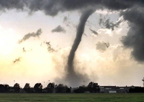 Maltempo: tromba d'aria danneggia tetti case  - 