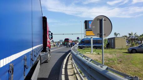 Protestano lavoratori in Calabria, bloccato accesso ad A3 e Regione - 