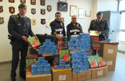 GUARDIA DI FINANZA CALABRIA: SULLA 106 BIS SEQUESTRATI OLTRE 60.000 ADDOBBI NATALIZI INSICURI DESTINATI ALLA VENDITA - 